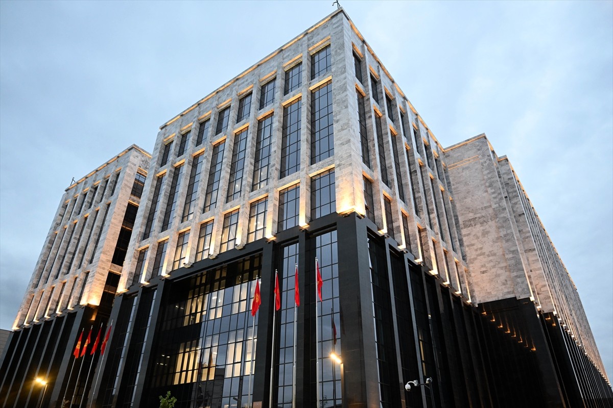 Kırgızistan Cumhurbaşkanı Sadır Caparov, başkent Bişkek'te Milli Güvenlik Devlet Komitesi...