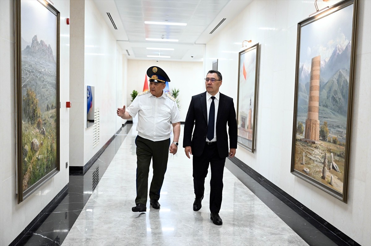 Kırgızistan Cumhurbaşkanı Sadır Caparov, başkent Bişkek'te Milli Güvenlik Devlet Komitesi...