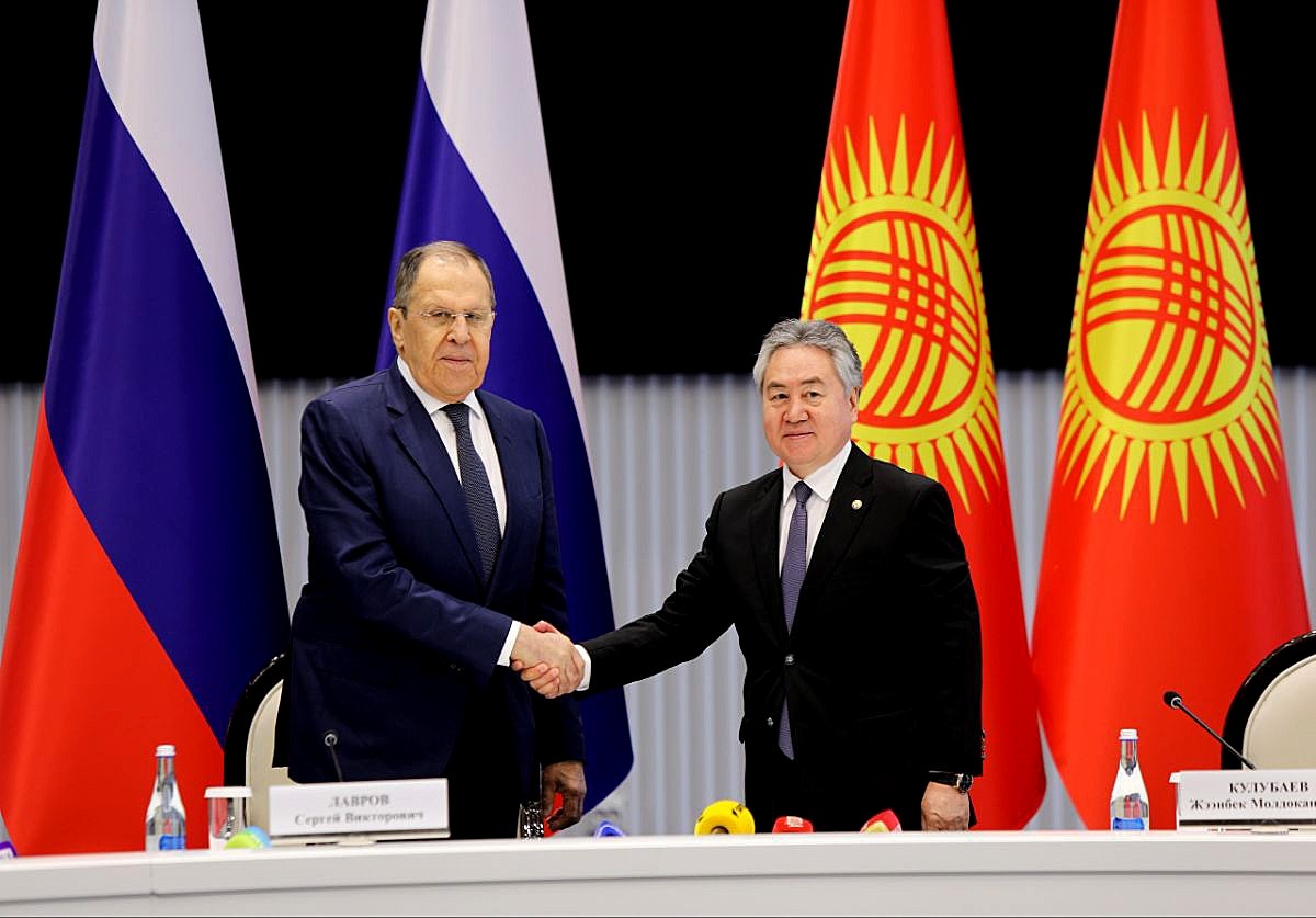 Kırgızistan Dışişleri Bakanı Ceenbek Kulubayev (sağda), resmi ziyaret kapsamında  Kırgızistan'a...