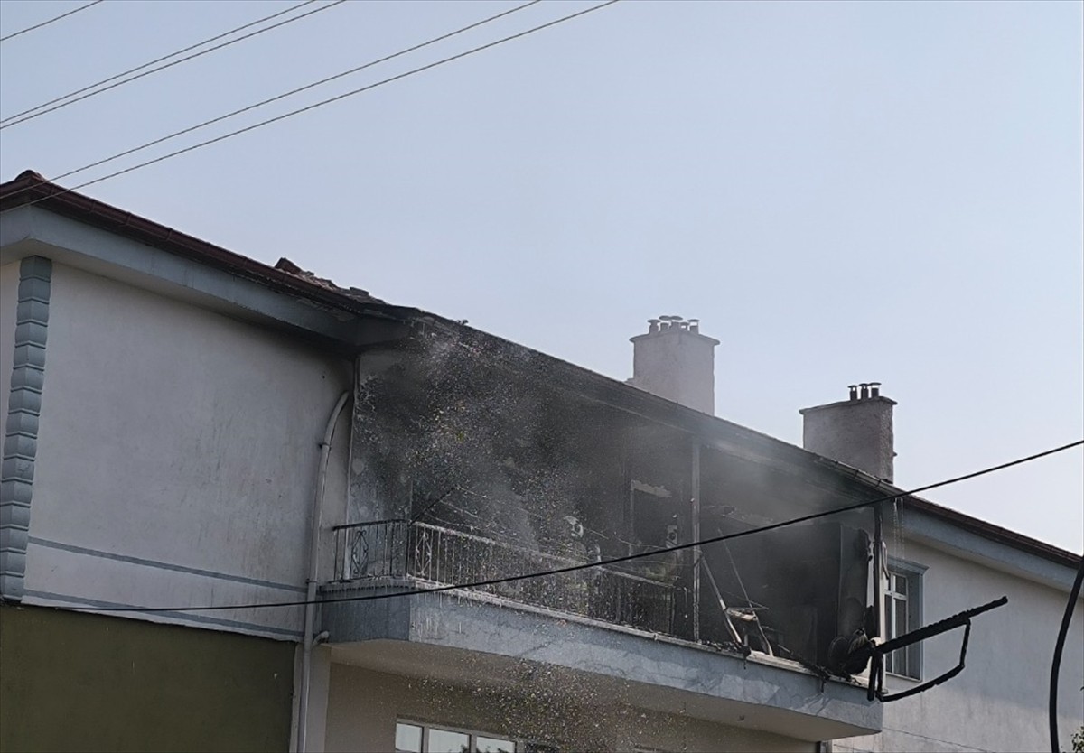 Kırıkkale'de 3 katlı apartmanda çıkan yangında 1 kişi dumandan etkilendi. İtfaiye ekiplerinin...