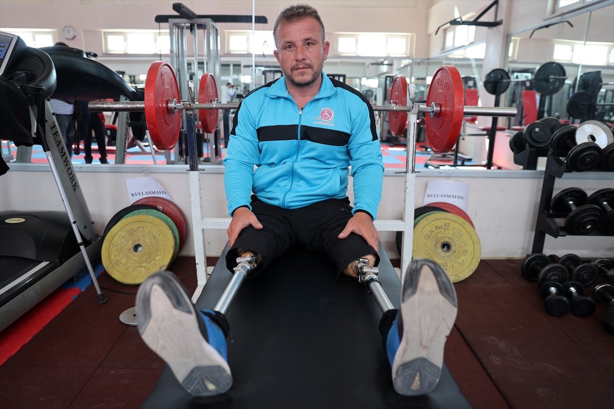 Kırıkkale'de düzenlenen Bedensel Engelliler Türkiye Halter Şampiyonası'nda birincilik elde eden...