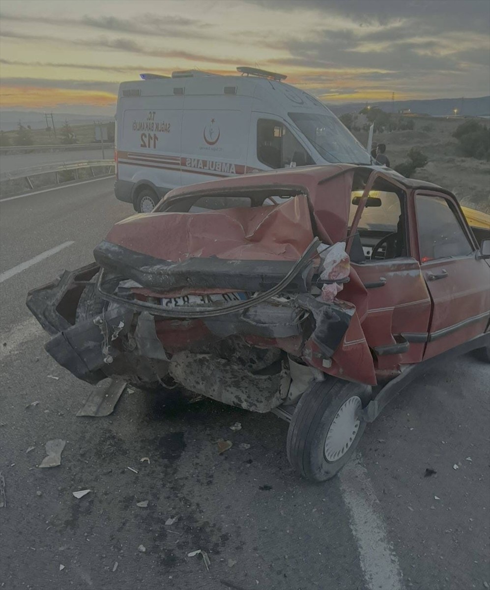 Kırıkkale'de otomobil ile kamyonetin çarpışması sonucu 1 kişi hayatını kaybetti, 2 kişi...