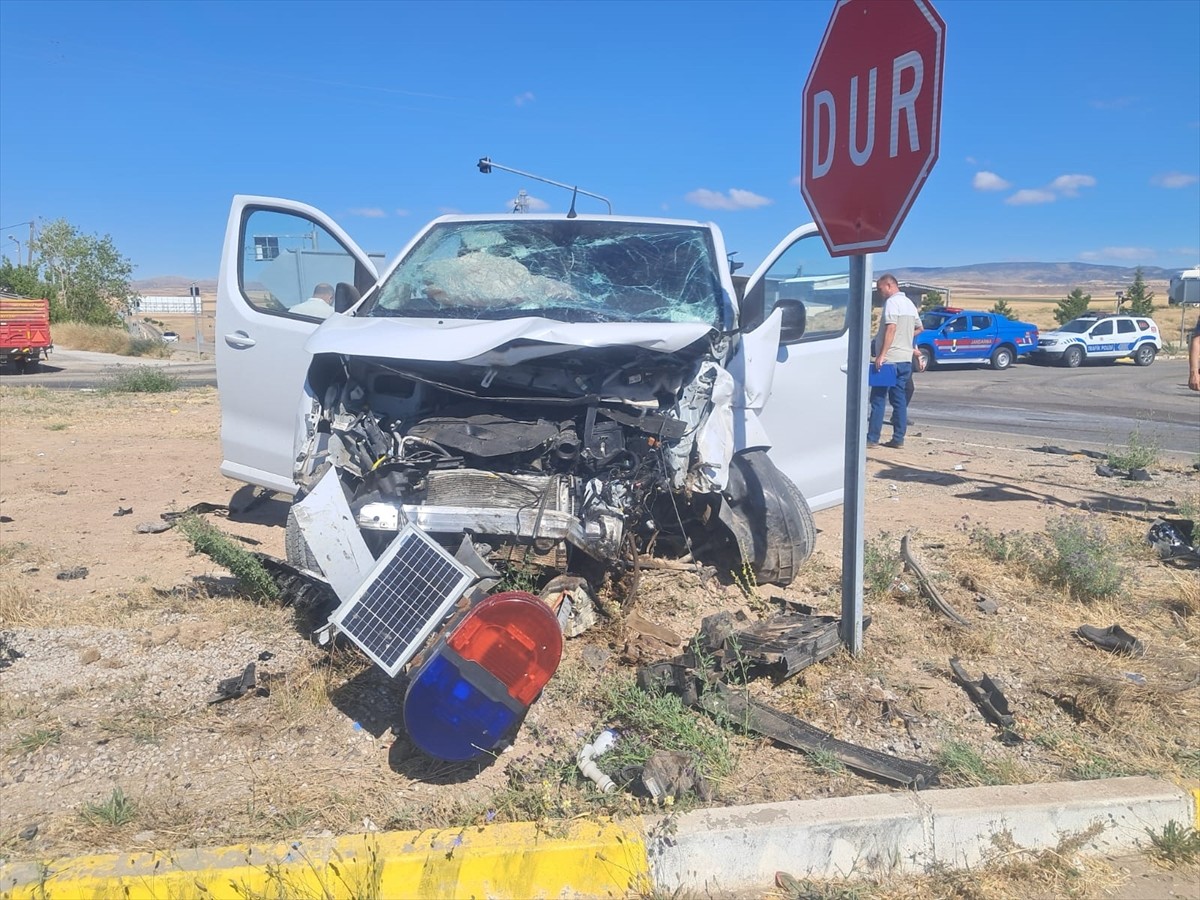 Kırıkkale'nin Karakeçili ilçesinde minibüs ile hafif ticari aracın çarpışması sonucu yaralanan 6...