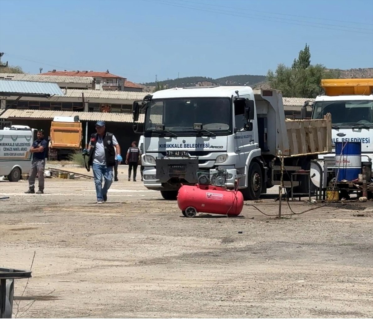 Kırıkkale Belediyesi Destek Hizmetleri Müdürlüğü'nde köpük tüpünün patlaması sonucu bir kişi ağır...