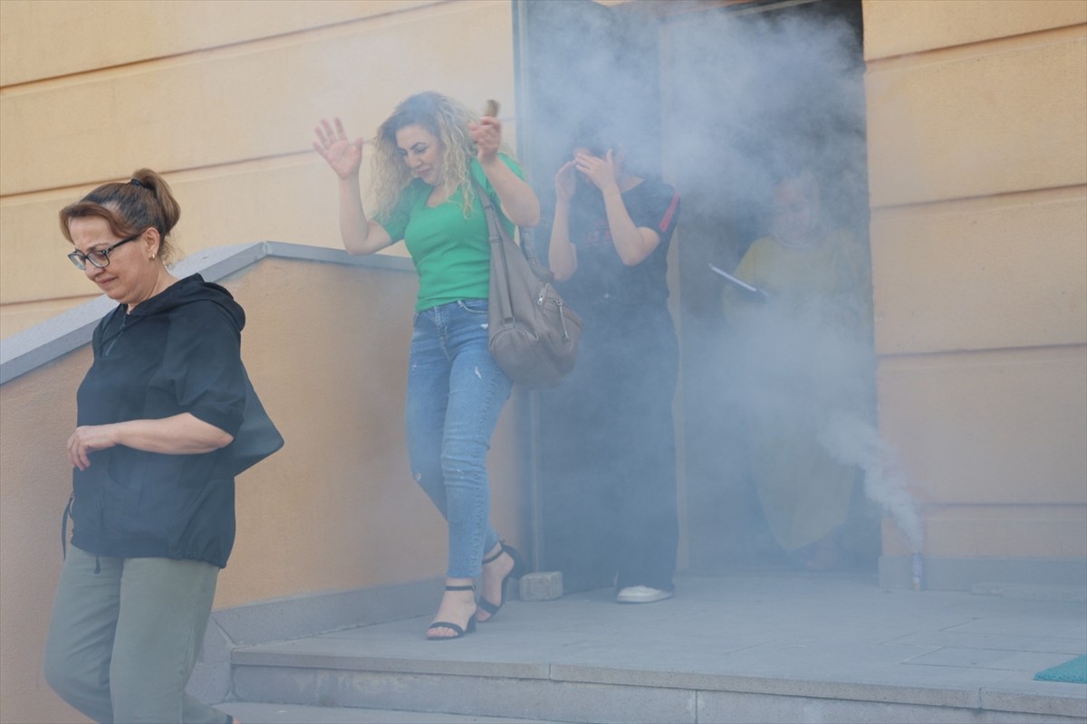 Kırıkkale Şehit Ali Tonga Kız Mesleki ve Teknik Anadolu Lisesi'nde yangın ve tahliye tatbikatı...