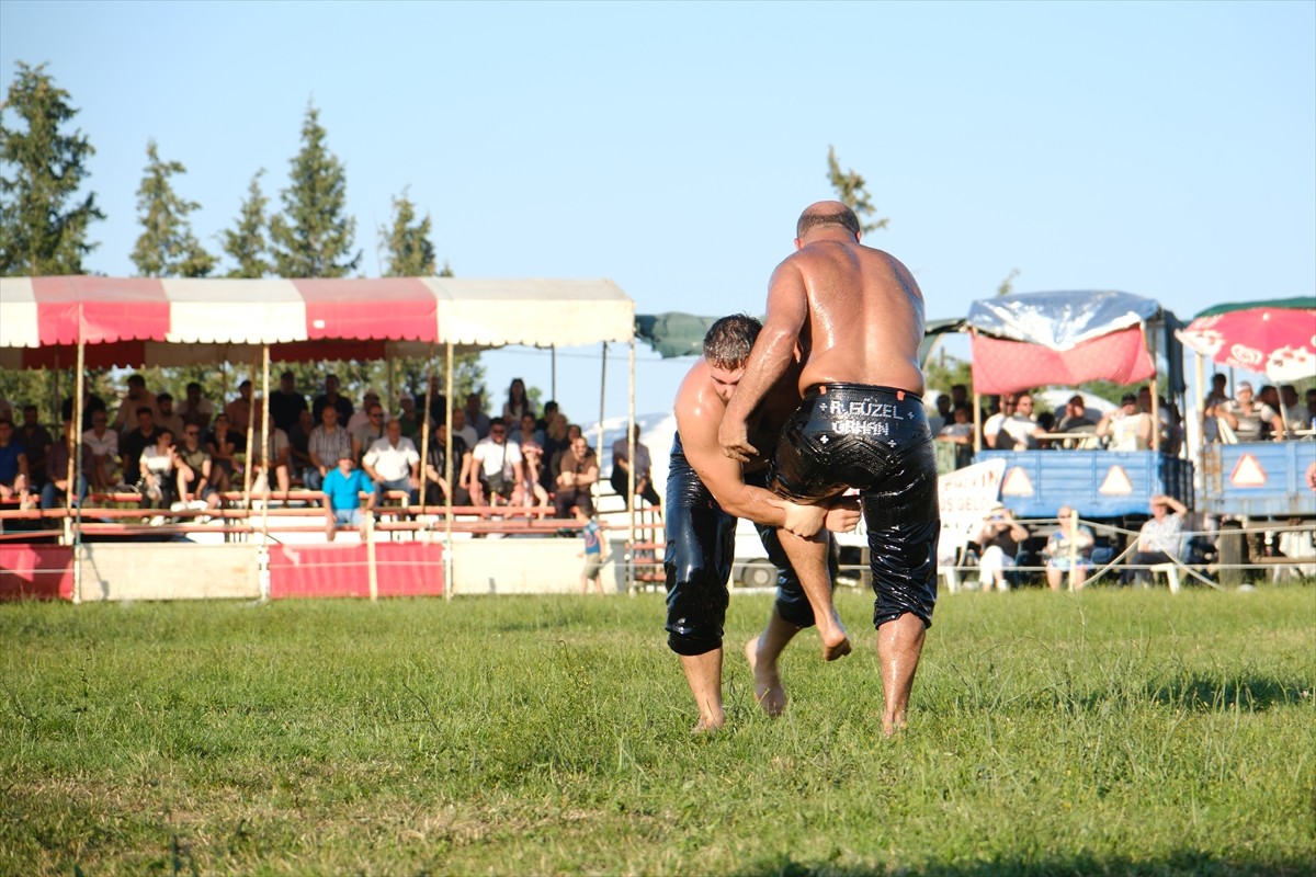 Kırklareli'nde düzenlenen Kavasoğlu ve Şamdancıbaşı İbrahim Yağlı Pehlivan Güreşlerinde Orhan...