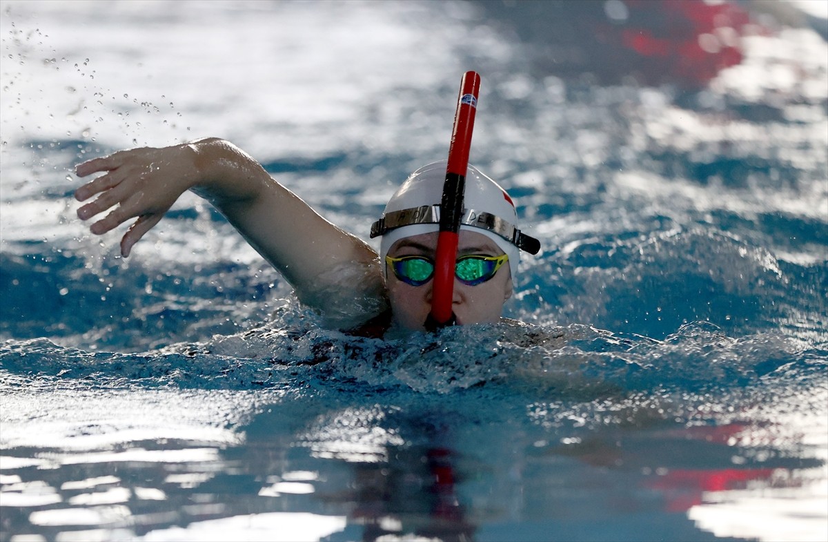 Kırklareli'nde kilo vermek amacıyla başladığı yüzme sporunda kısa sürede milli takıma yükselen 15...