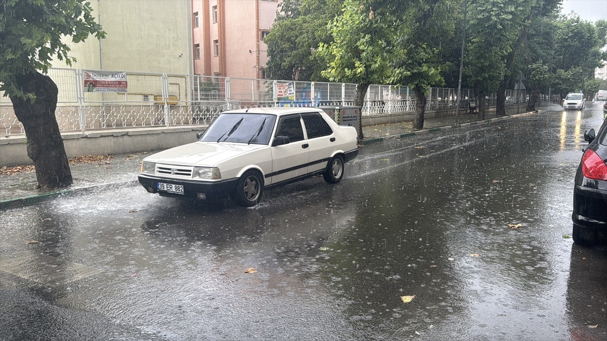 Kırklareli'nde sağanak yaşamı olumsuz etkiledi. Kentte aniden başlayan sağanağın zaman zaman...