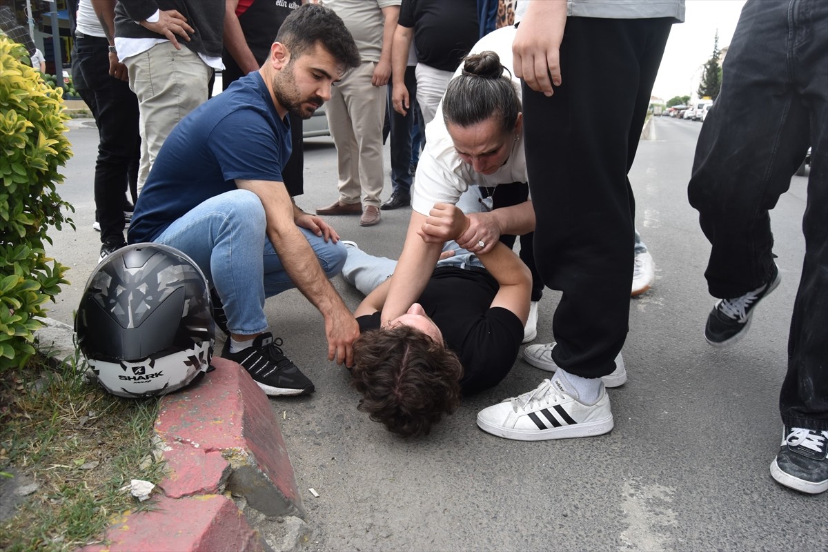 Kırklareli'nin Lüleburgaz ilçesinde İstasyon Caddesi'nde bir motosiklet, otomobille çarpıştı....