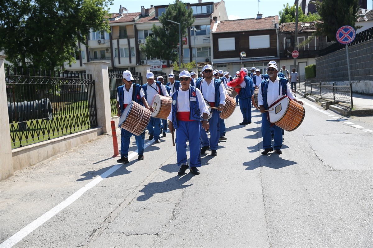 Kırkpınar davul zurna ekibi, Edirne Valisi Yunus Sezer'i 664. Tarihi Kırkpınar Yağlı Güreşleri'ne...
