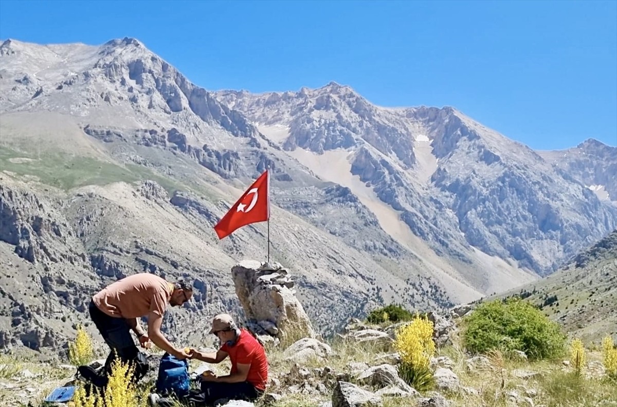 Kırşehirli dağcılara, Niğde Aladağlar'da temel kamp eğitimi verildi. Uygulamalı eğitimler için...