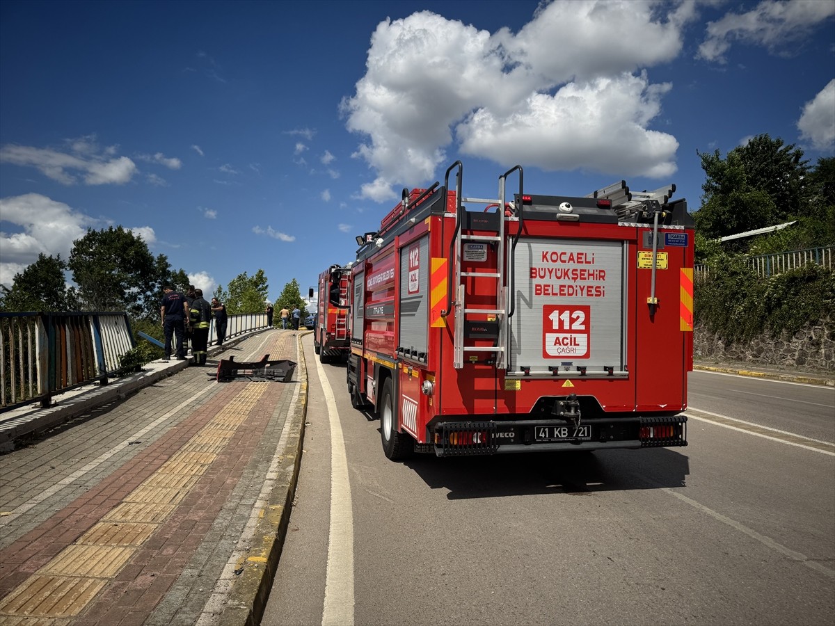 Kocaeli'de, bariyeri kırıp yüksekten düşen otomobildeki 4 kişi yaralandı.