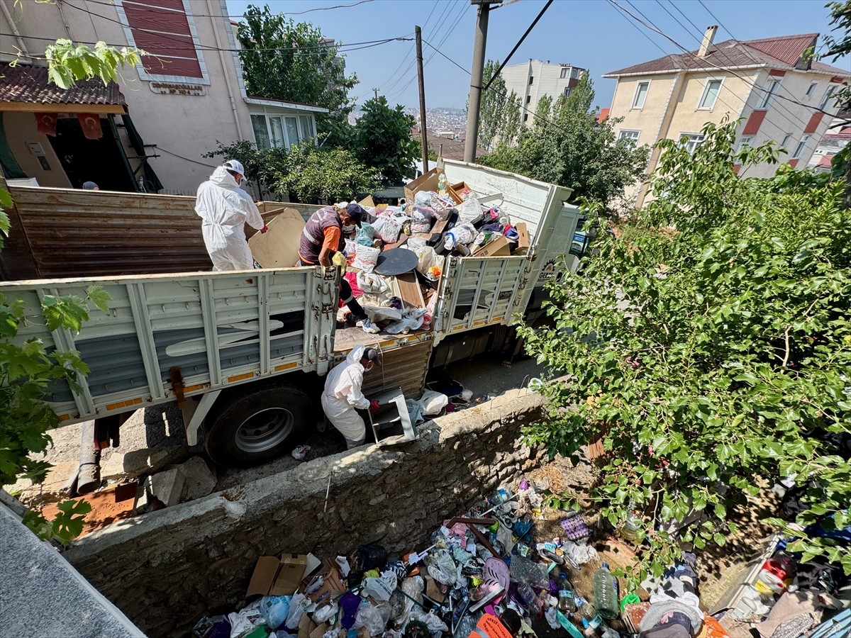 Kocaeli'nin Gebze ilçesinde bir binadaki dubleks daireden kamyonlarca çöp temizlendi. Adreste...