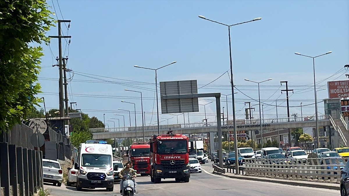 Kocaeli'nin Gebze ilçesinde çelik döküm fabrikasında çıkan yangın hasara neden oldu.
