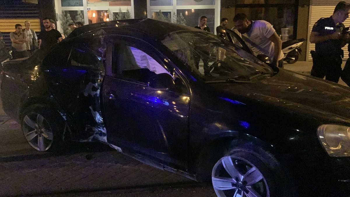 Kocaeli'nin İzmit ilçesinde tramvay yolundaki elektrik direğine çarpan otomobildeki 2 kişi...