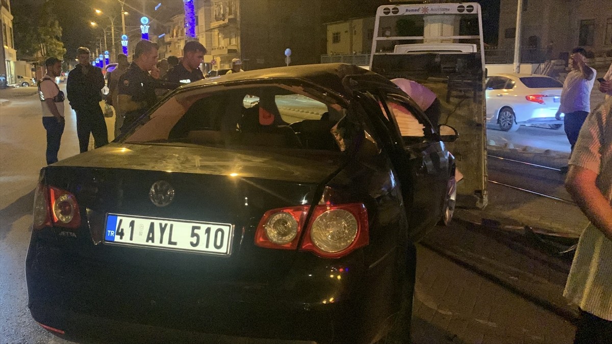 Kocaeli'nin İzmit ilçesinde tramvay yolundaki elektrik direğine çarpan otomobildeki 2 kişi...