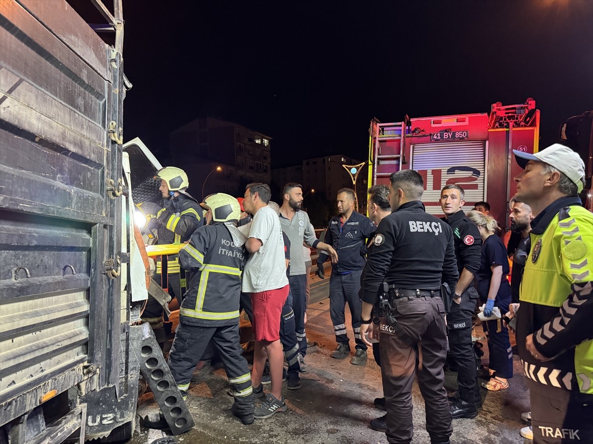 Kocaeli'nin İzmit ilçesinde yön tabelasına çarpan kamyonetin sürücüsü yaralandı. İhbar üzerine...