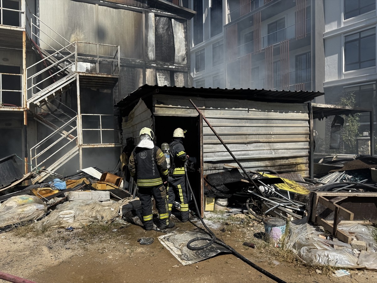 Kocaeli'nin Kartepe ilçesinde inşaat şantiyesindeki depoda çıkan yangın itfaiye ekiplerince...