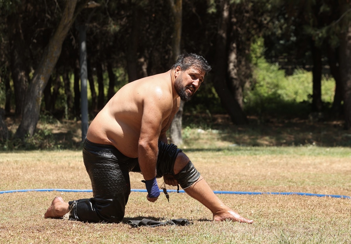 Kocaeli Büyükşehir Belediyesi Kağıtspor Kulübünün deneyimli pehlivanları ile genç güreşçileri, 4-6...