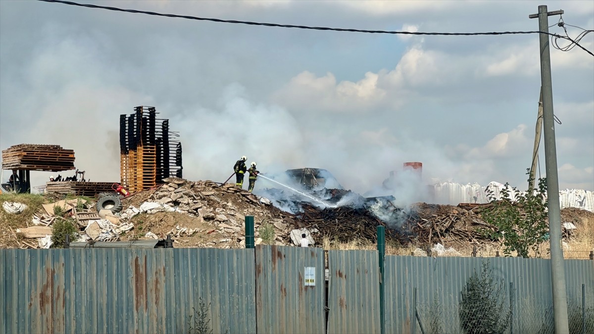  Kocaeli’nin Gebze ilçesinde palet fabrikasında çıkan yangın söndürüldü.