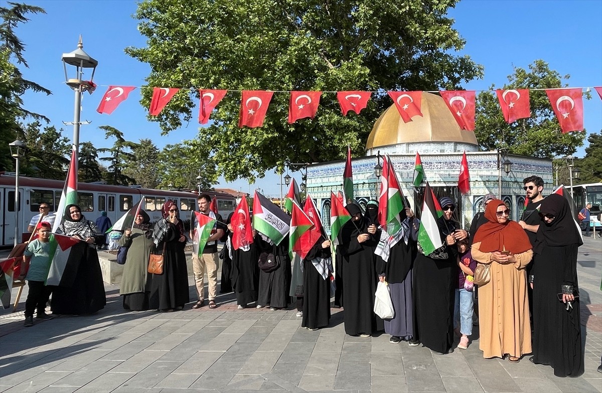 Konya'da kadınlar, İsrail'in Gazze'ye yönelik saldırılarını lanetlemek, Gazze Şeridi'nde insani...