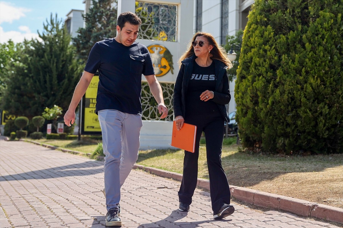 Konya'da oğluyla 3 yıldır aynı üniversitede eğitim alan 51 yaşındaki Tülay Özdemir, derslerindeki...