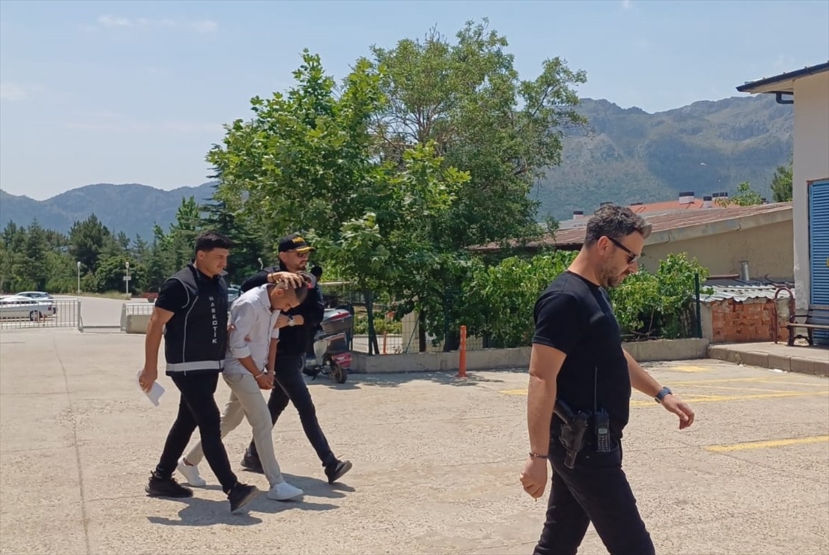 Konya'nın Seydişehir ilçesinde düzenlenen uyuşturucu operasyonunda gözaltına alınan zanlı...