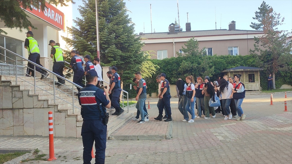 Konya merkezli düzenlenen nitelikli dolandırıcılık operasyonunda gözaltına alınan 34 şüpheliden...