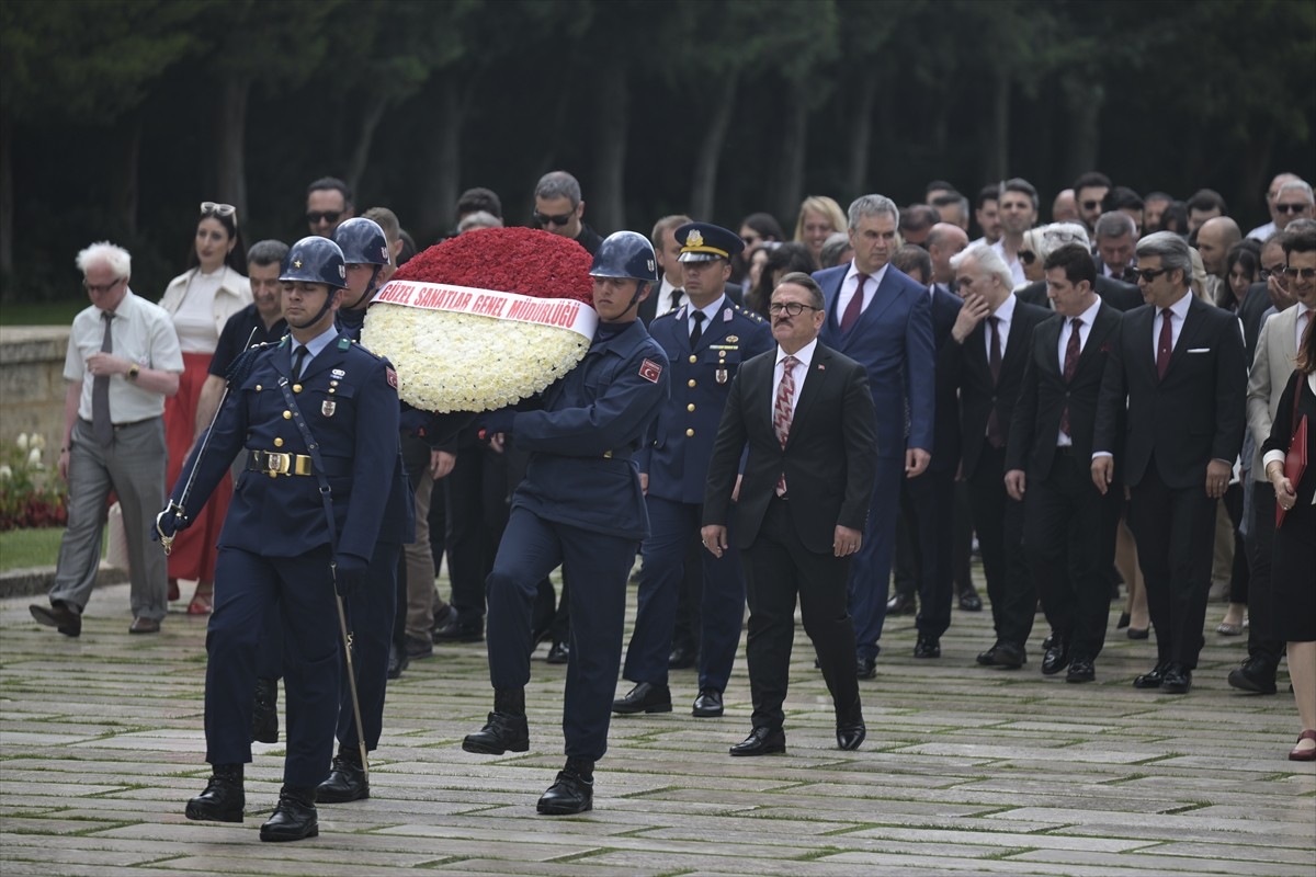 Kültür ve Turizm Bakanlığı Güzel Sanatlar Genel Müdürü Ömer Faruk Belviranlı ve beraberindeki...