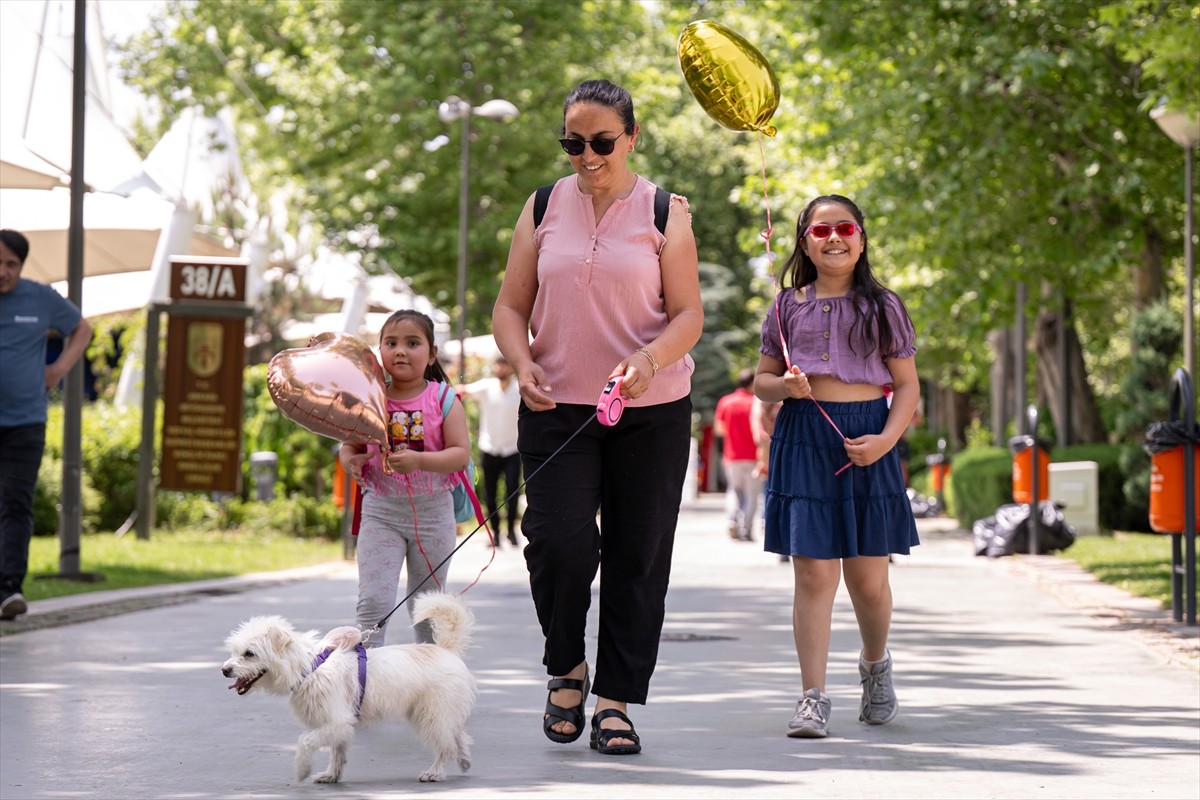 Kurban Bayramı'nı Ankara'da geçiren aileler, gençler ve çocuklar, bayramın üçüncü gününde Gençlik...