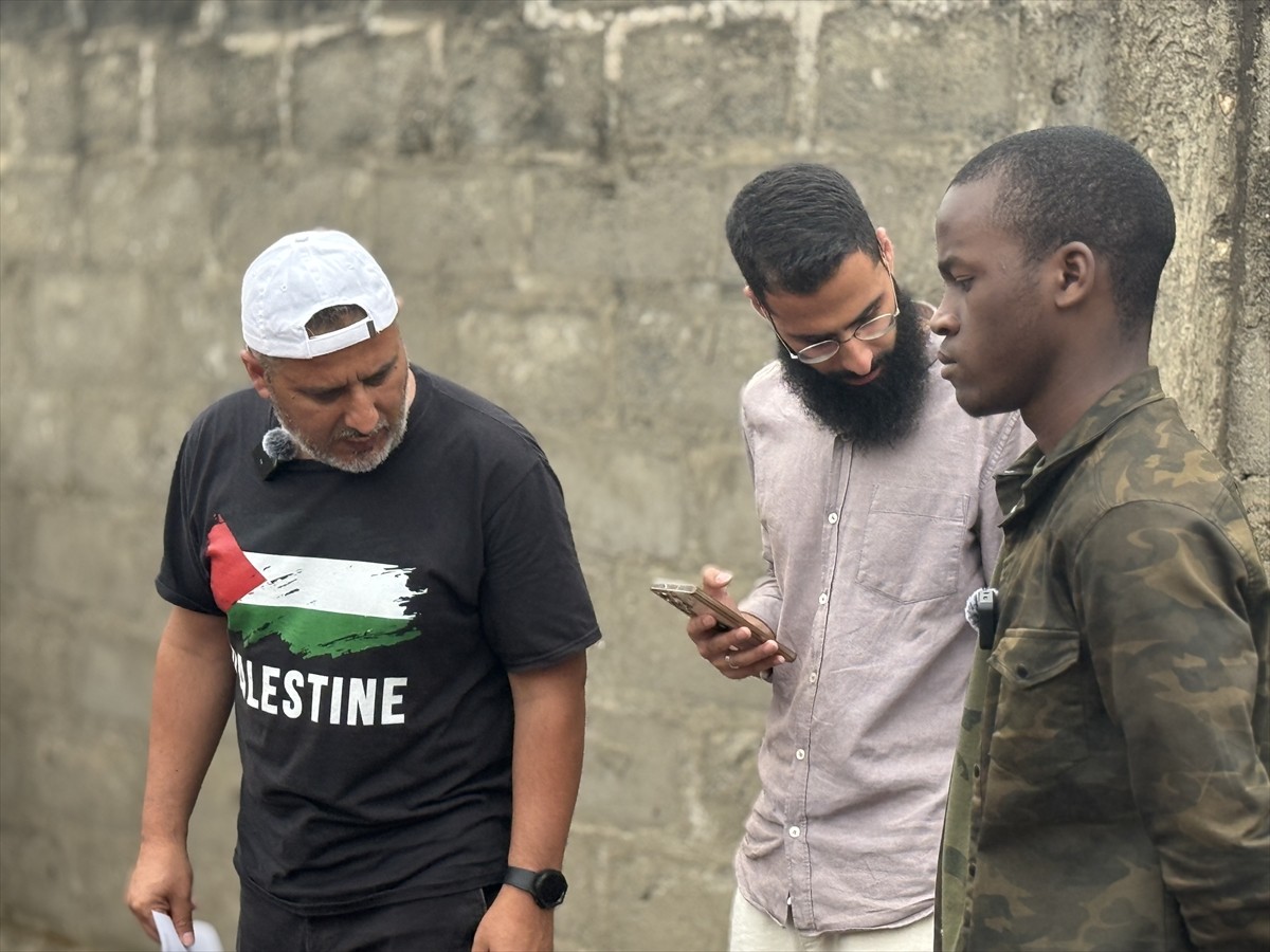 Kurban Bayramı'nı Filistin'de geçirmek üzere Almanya'dan yola çıkan Ayhan Yıldız ile oğlu Yunus...