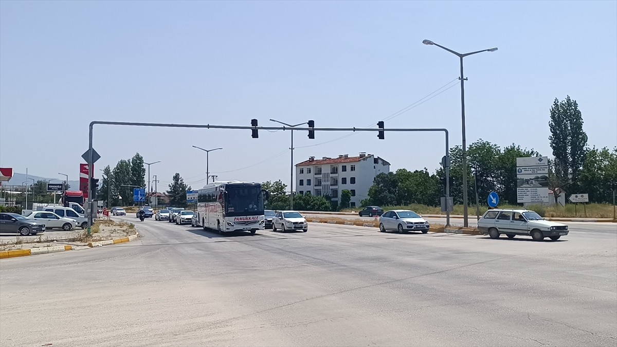 Kurban Bayramı'nı memleketlerinde ya da tatil bölgelerinde geçirenlerin dönüşe geçmesiyle...