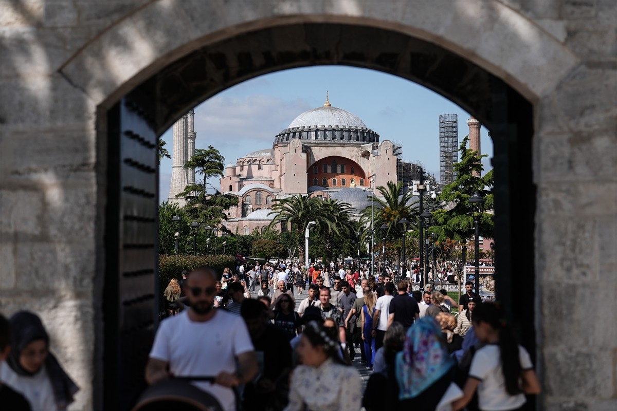 Kurban Bayramı'nın ikinci gününde İstanbul'un tarihi ve turistik bölgelerini gezmek isteyen...