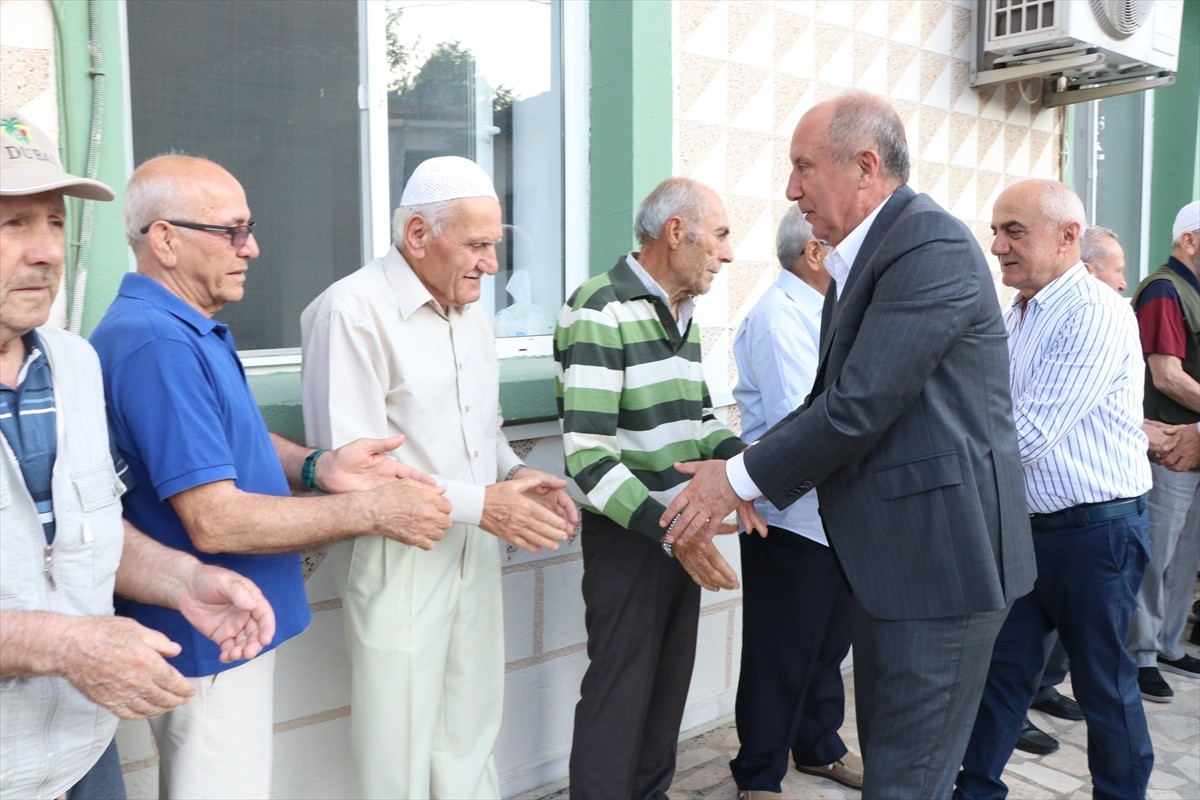 Kurban Bayramı namazını memleketi Yalova'nın Elmalık köyündeki camide kılan Memleket Partisi Genel...