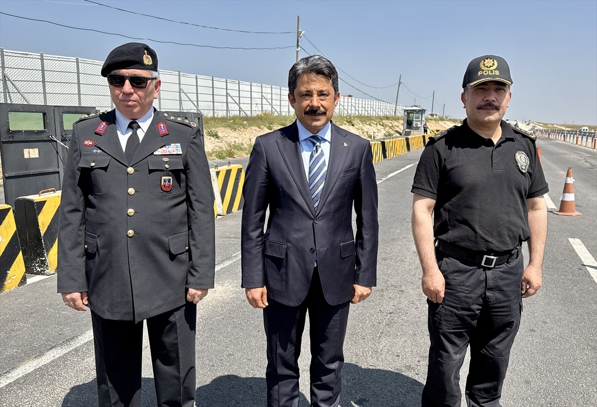 Kurban Bayramı öncesi trafik yoğunluğu yaşanan Ankara-Kayseri kara yolunun Kırşehir aksında trafik...