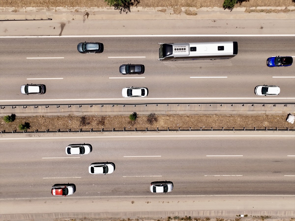 Kurban Bayramı tatili dolayısıyla İstanbul-İzmir Otoyolu'nun Bursa kesiminde akıcı yoğunluk...