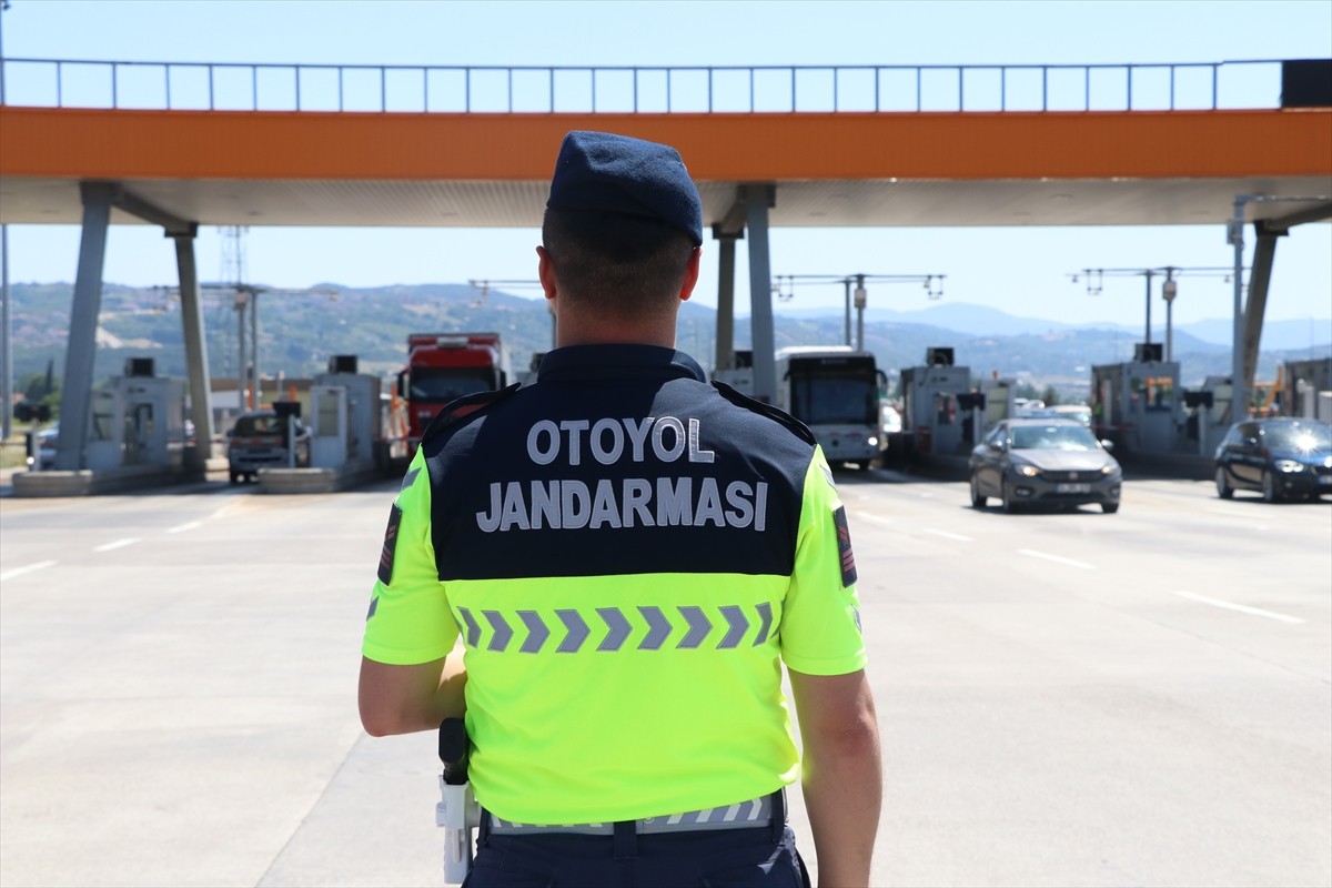 Kurban Bayramı tatili dolayısıyla İstanbul-İzmir Otoyolu ile Osmangazi Köprüsü'nde akıcı yoğunluk...