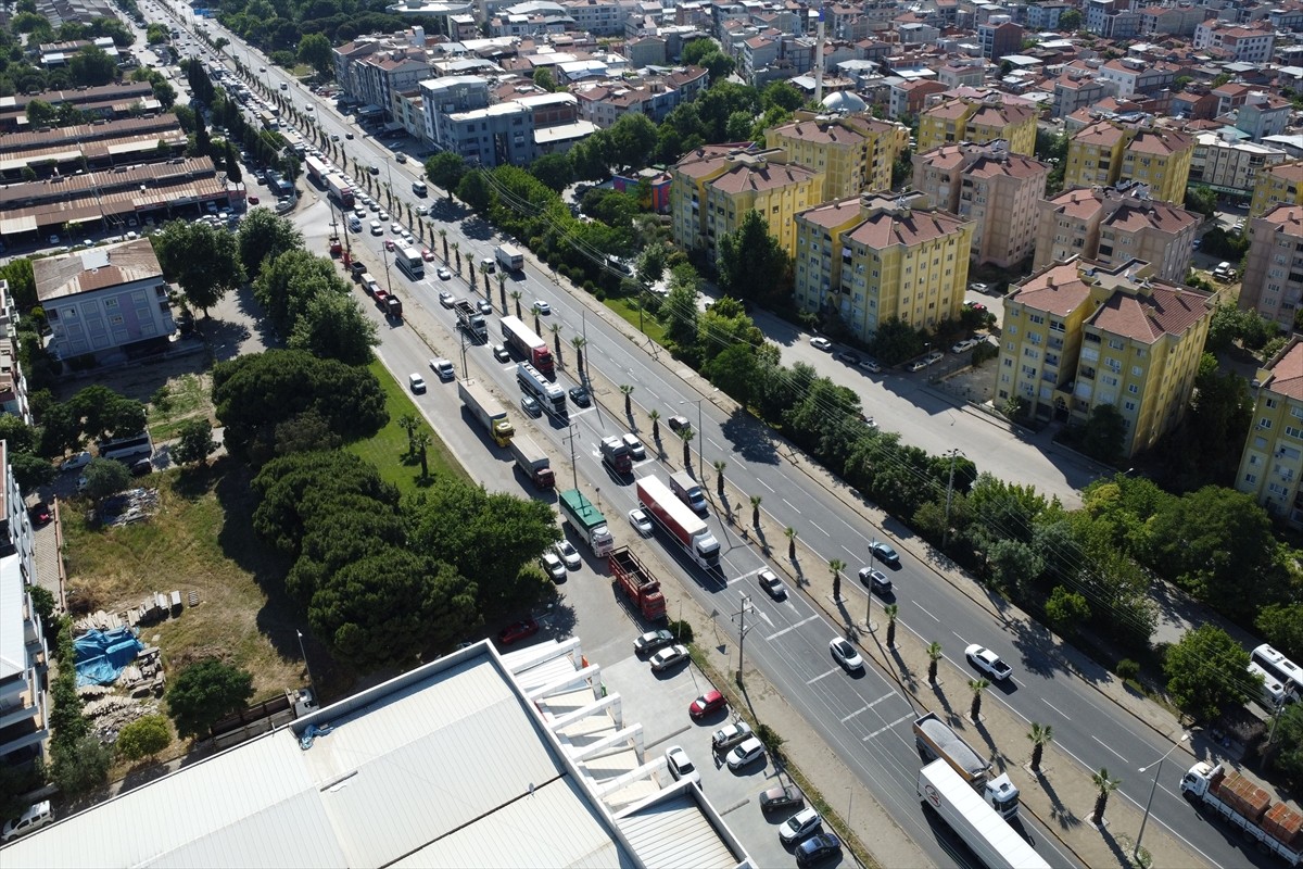Kurban Bayramı tatili dolayısıyla İzmir-Ankara kara yolunun Manisa güzergahında trafik yoğunluğu...