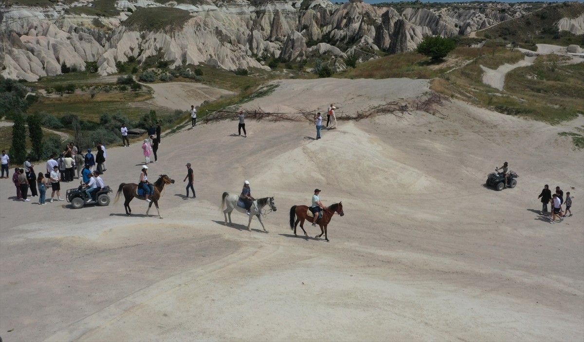 Kurban Bayramı tatili için Kapadokya'yı tercih eden yerli turistler, bölgede yoğunluk oluşturdu....