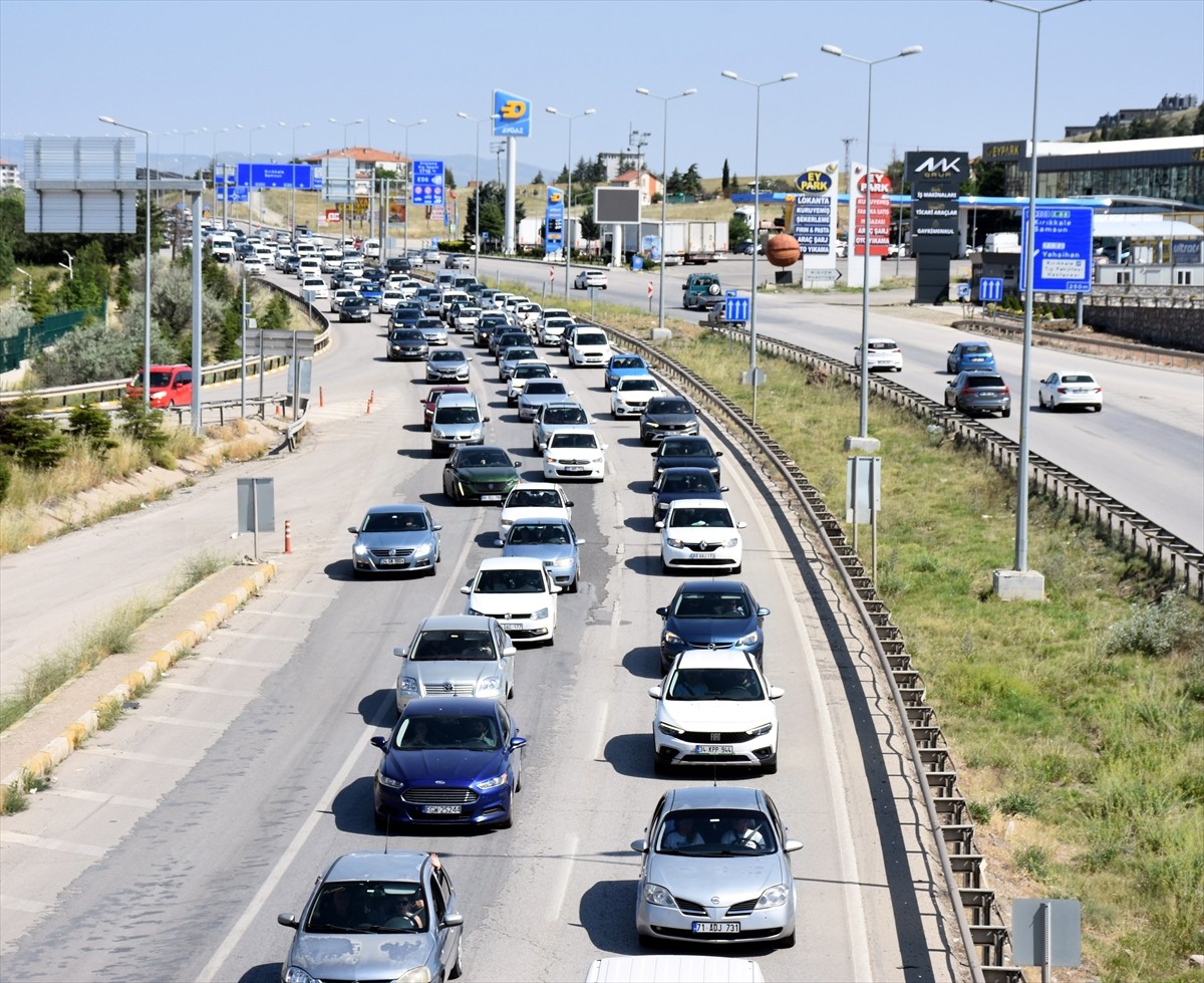 Kurban Bayramı tatilini memleketlerinde geçiren vatandaşlar, dönüş yolculuğunda kilit kavşak...