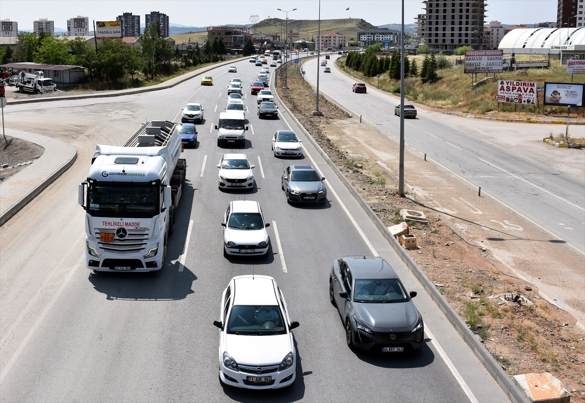 Kurban Bayramı tatilini memleketlerinde geçirmek için yola çıkan sürücüler, "kilit kavşak" olarak...