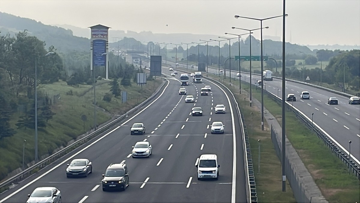 Kurban Bayramı tatilini memleketlerinde veya tatil bölgelerinde geçirenlerin dönüş yolculuğu...