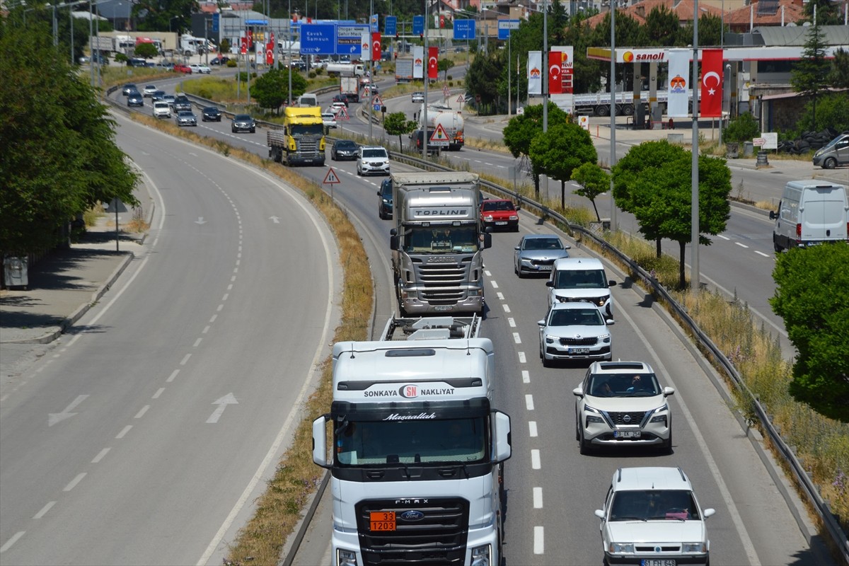 Kurban Bayramı tatilinin son gününde Samsun-Ankara kara yolunun Havza geçişinde yoğunluk...
