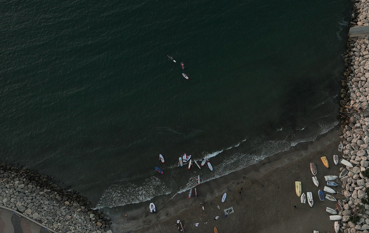 Kürek sörfüyle tanışmak isteyenler, Akdeniz'in mavi sularında eğitim alıyor. Mersin'de kürek sörfü...
