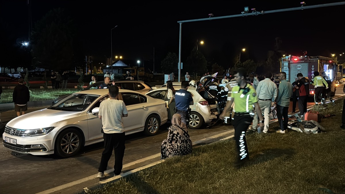  Kütahya'da 6 otomobilin karıştığı zincirleme trafik kazasında 4 kişi yaralandı.