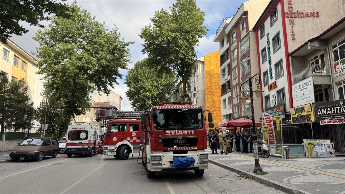 Kütahya'da emlak ofisinin yer aldığı otelin zemin katındaki yangında dumandan etkilenen 10 kişiye...