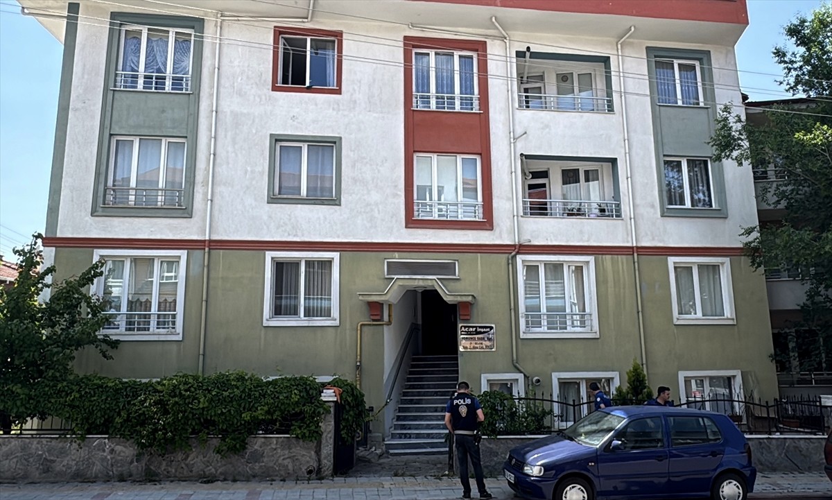 Kütahya'da ikamet ettiği evin pencere camını silen kadın, 3. kattan düşerek ağır yaralandı. Olay...