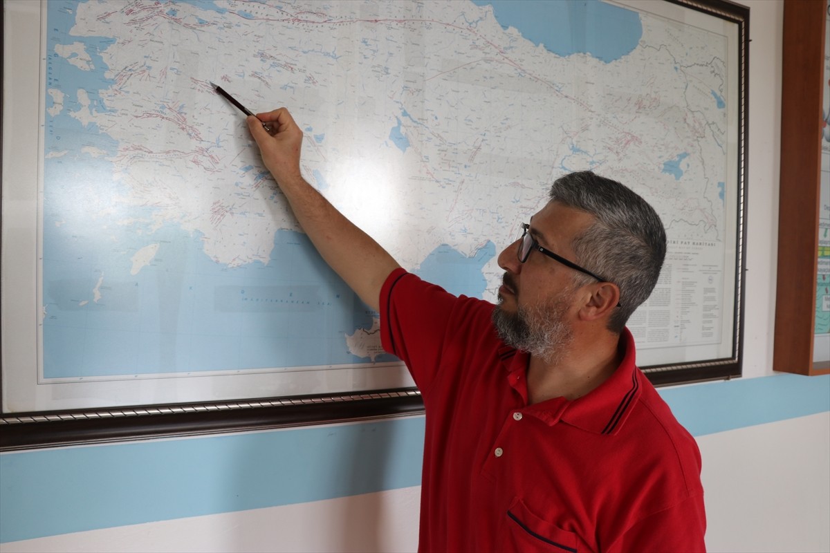 Kütahya'nın Simav ilçesinde 2025 yılının başından beri 1350 deprem gerçekleştiği kaydedildi....