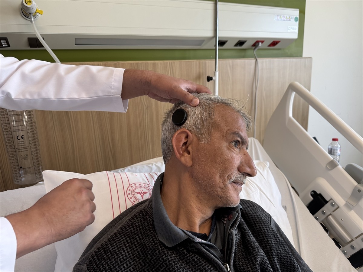 Malatya'da 3 yıl önce geçirdiği beyin anevrizması kanaması nedeniyle iki kulağında işitme kaybı...