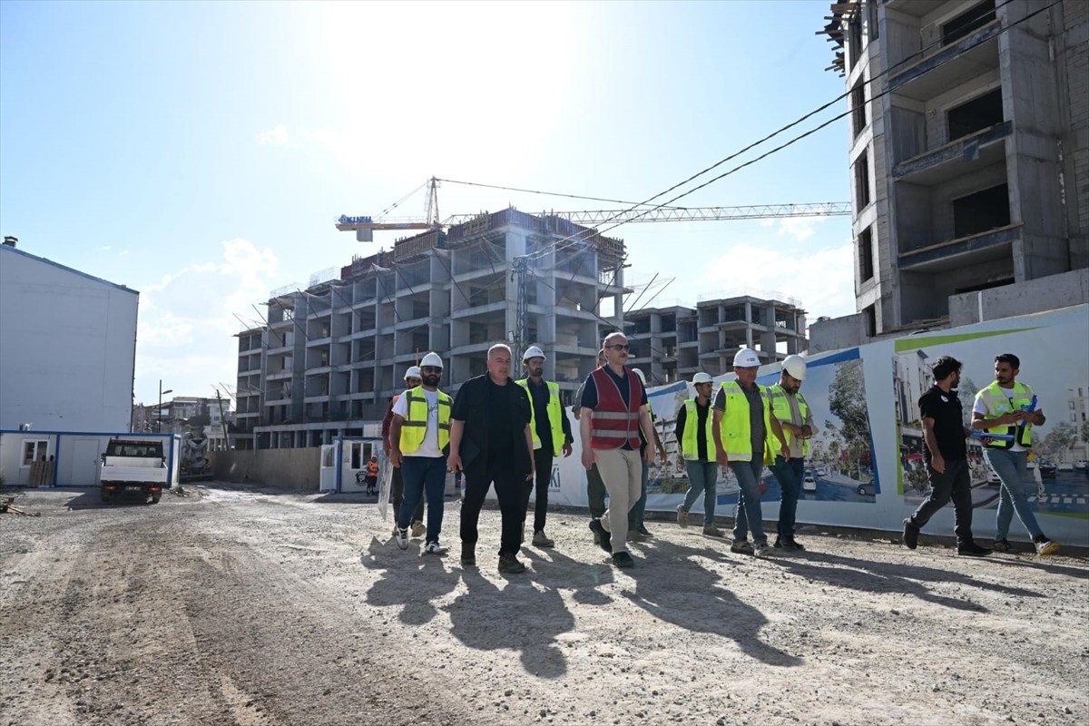 Malatya'da kent merkezinde iş yerleri ve deprem konutlarının yapımı tüm hızıyla sürüyor.